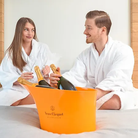 R Experiences 호텔 4*