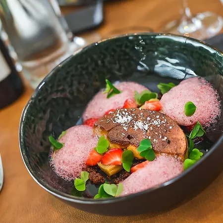 R Experiences 호텔 4*